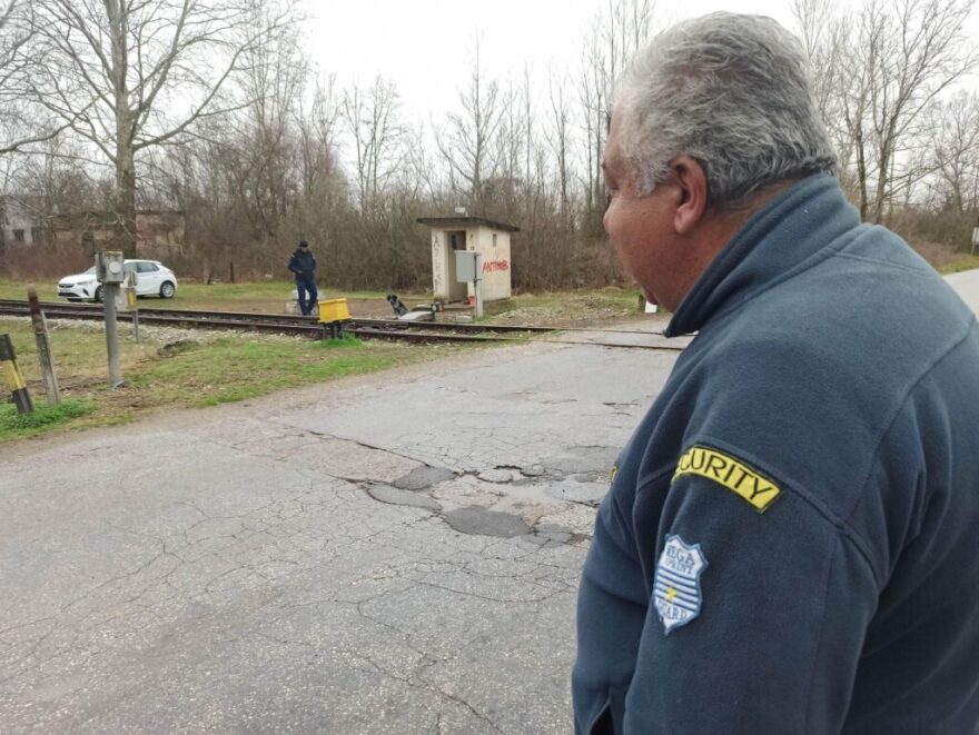 ΕΡΤ: Εταιρεία σεκιούριτι φυλάει σιδηροδρομική διάβαση στις Σέρρες