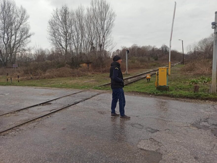 ΕΡΤ: Εταιρεία σεκιούριτι φυλάει σιδηροδρομική διάβαση στις Σέρρες