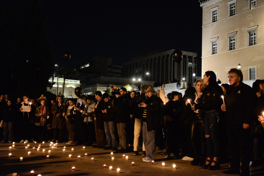 Τραγωδία στα Τέμπη: Κουκουλοφόροι τα έσπασαν στο Σύνταγμα μετά τη σιωπηρή διαμαρτυρία - Δείτε βίντεο και φωτογραφίες