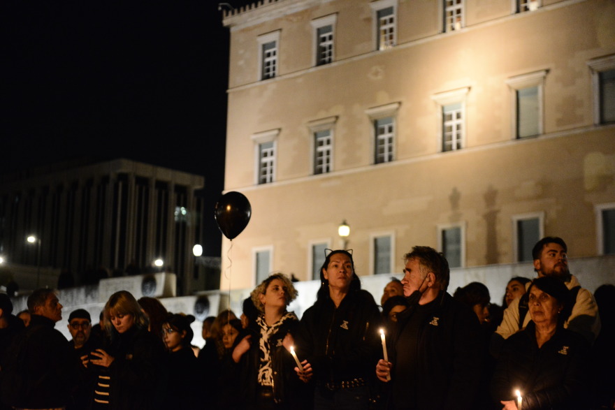 Τραγωδία στα Τέμπη: Κουκουλοφόροι τα έσπασαν στο Σύνταγμα μετά τη σιωπηρή διαμαρτυρία - Δείτε βίντεο και φωτογραφίες