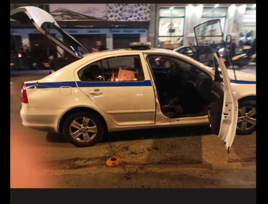 Μοναστηράκι: Άγνωστοι έκαψαν περιπολικό - Τραυματίστηκαν δύο αστυνομικοί (βίντεο + φωτό)