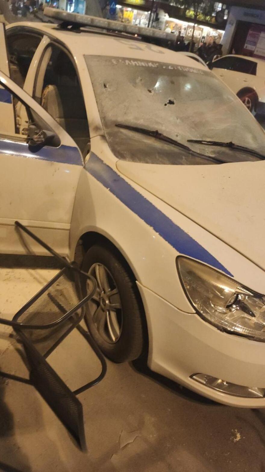 Μοναστηράκι: Άγνωστοι έκαψαν περιπολικό - Τραυματίστηκαν δύο αστυνομικοί (βίντεο + φωτό)