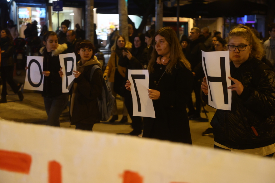 Θεσσαλονίκη: Επεισόδια μεταξύ αστυνομίας και κουκουλοφόρων – Δείτε βίντεο και φωτογραφίες