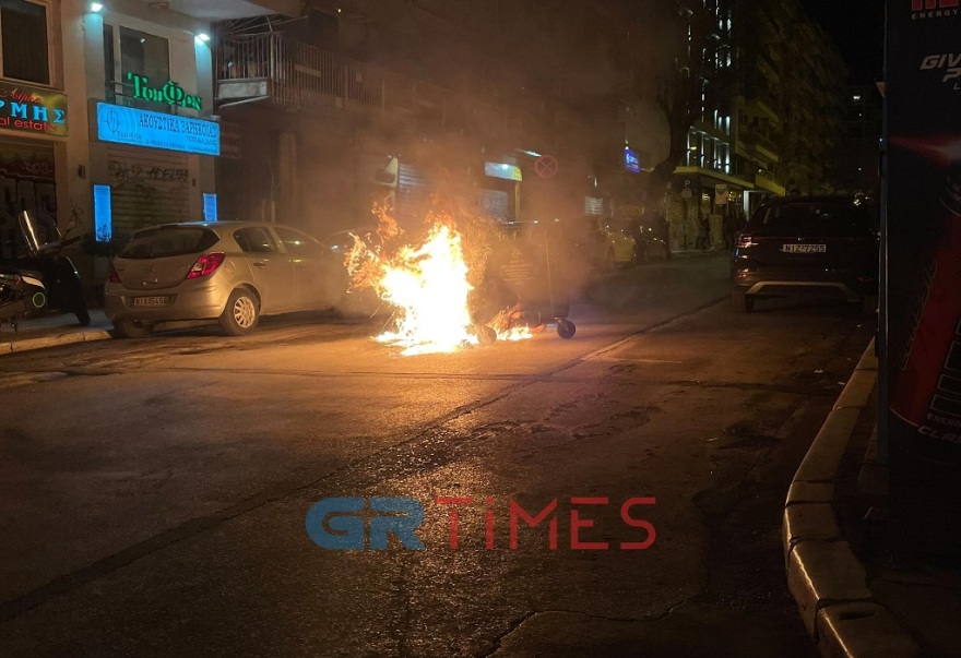 Θεσσαλονίκη: Επεισόδια μεταξύ αστυνομίας και κουκουλοφόρων – Δείτε βίντεο και φωτογραφίες