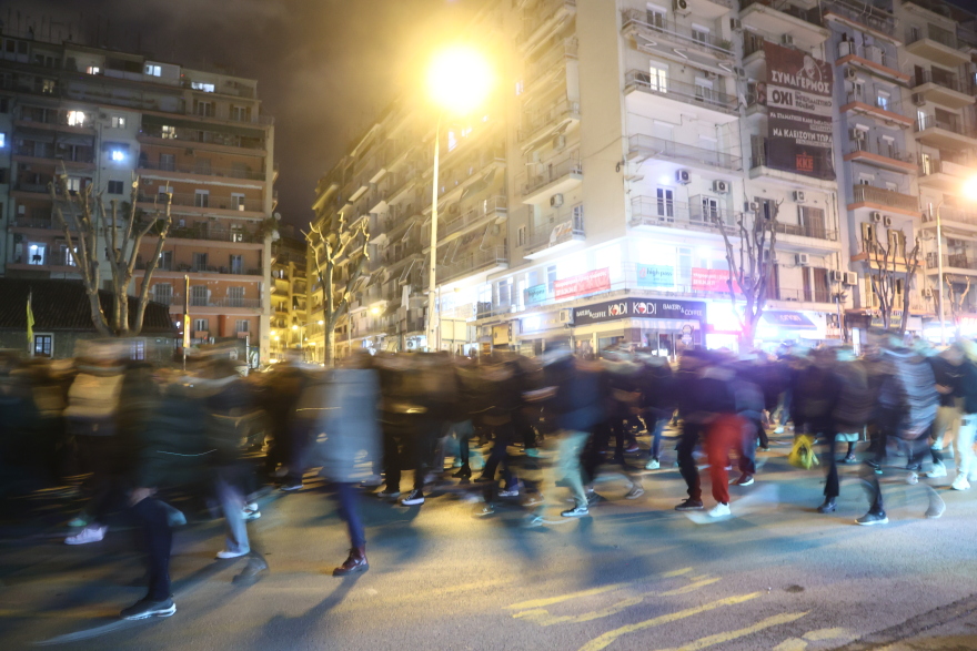 Θεσσαλονίκη: Επεισόδια μεταξύ αστυνομίας και κουκουλοφόρων – Δείτε βίντεο και φωτογραφίες