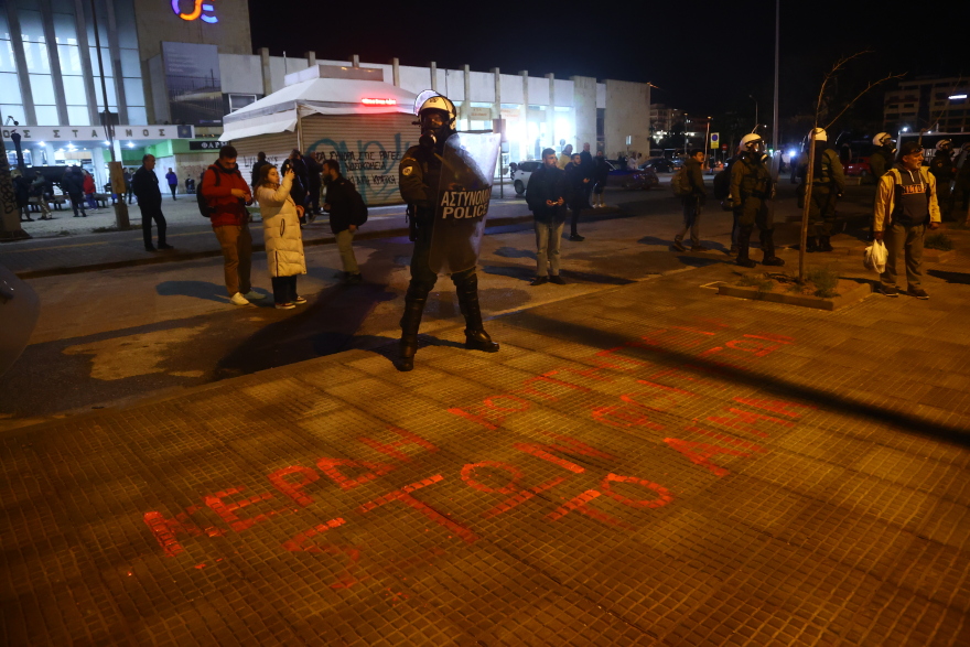 Θεσσαλονίκη: Επεισόδια μεταξύ αστυνομίας και κουκουλοφόρων – Δείτε βίντεο και φωτογραφίες