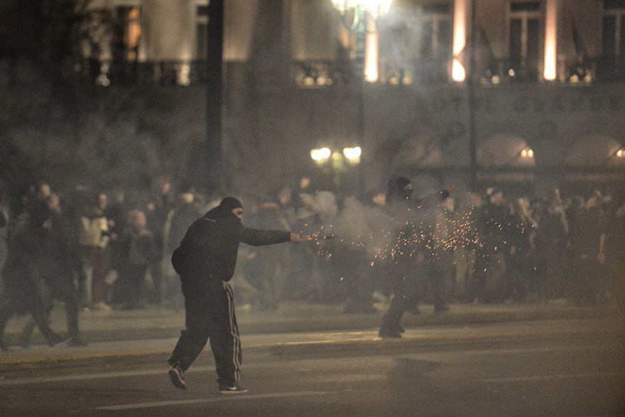 Τραγωδία στα Τέμπη: Κουκουλοφόροι τα έσπασαν στο Σύνταγμα μετά τη σιωπηρή διαμαρτυρία - Δείτε βίντεο και φωτογραφίες