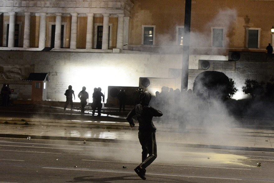 Τραγωδία στα Τέμπη: Κουκουλοφόροι τα έσπασαν στο Σύνταγμα μετά τη σιωπηρή διαμαρτυρία - Δείτε βίντεο και φωτογραφίες