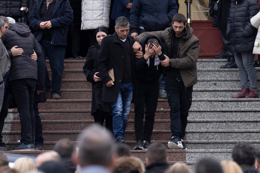 Σύγκρουση τρένων: «Δεν μπορεί να είναι το παιδί μου» - Ατελείωτος θρήνος στην κηδεία της 34χρονης Αθηνάς στην Κατερίνη