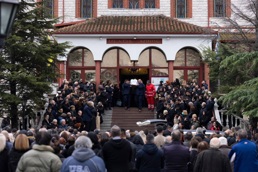 Σύγκρουση τρένων: «Δεν μπορεί να είναι το παιδί μου» - Ατελείωτος θρήνος στην κηδεία της 34χρονης Αθηνάς στην Κατερίνη
