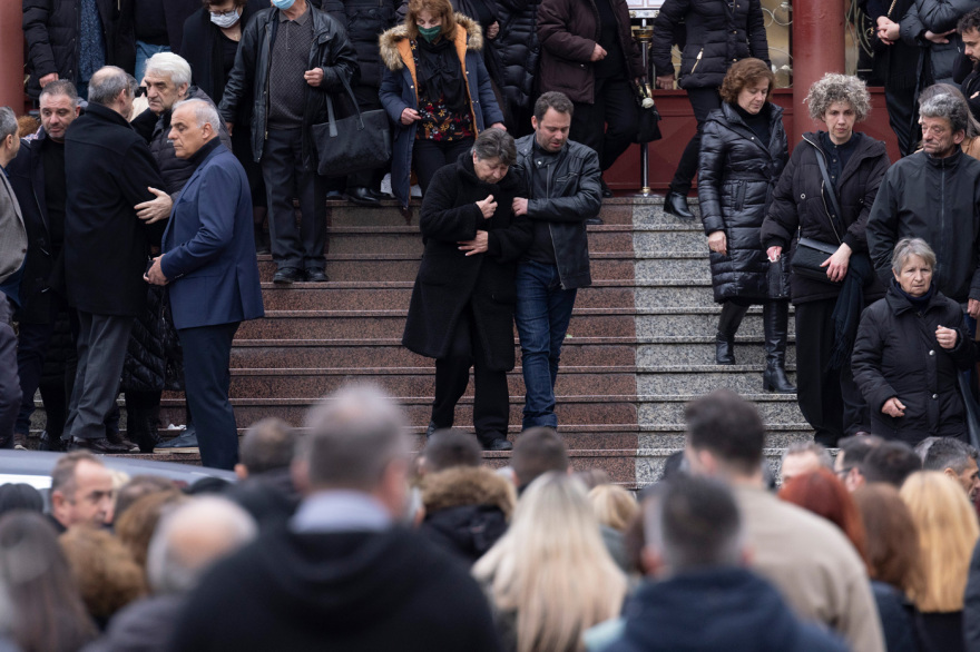 Σύγκρουση τρένων: «Δεν μπορεί να είναι το παιδί μου» - Ατελείωτος θρήνος στην κηδεία της 34χρονης Αθηνάς στην Κατερίνη