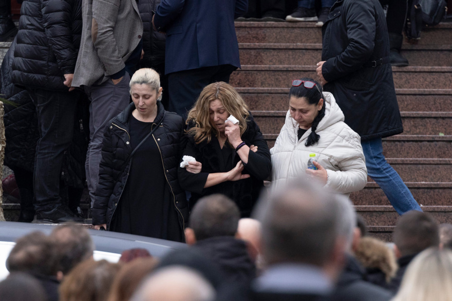 Σύγκρουση τρένων: «Δεν μπορεί να είναι το παιδί μου» - Ατελείωτος θρήνος στην κηδεία της 34χρονης Αθηνάς στην Κατερίνη