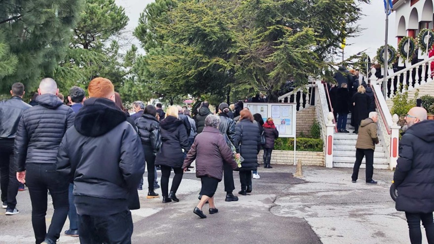 Σύγκρουση τρένων: «Δεν μπορεί να είναι το παιδί μου» - Ατελείωτος θρήνος στην κηδεία της 34χρονης Αθηνάς στην Κατερίνη