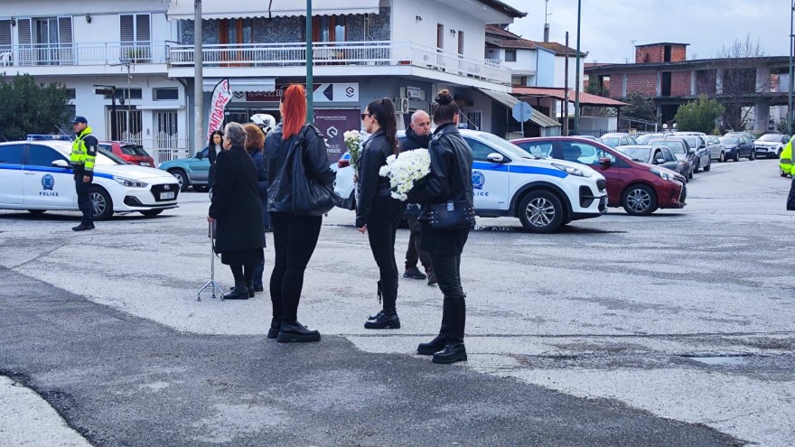 Σύγκρουση τρένων: «Δεν μπορεί να είναι το παιδί μου» - Ατελείωτος θρήνος στην κηδεία της 34χρονης Αθηνάς στην Κατερίνη