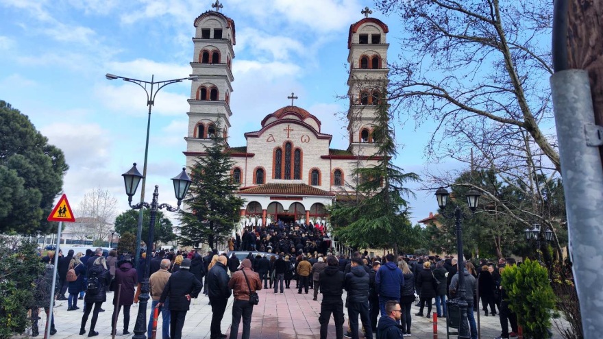 Σύγκρουση τρένων: «Δεν μπορεί να είναι το παιδί μου» - Ατελείωτος θρήνος στην κηδεία της 34χρονης Αθηνάς στην Κατερίνη