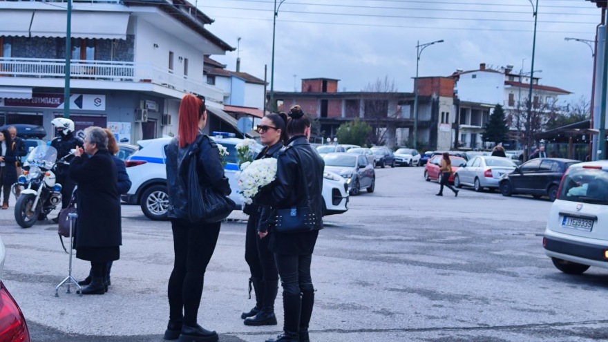 Σύγκρουση τρένων: «Δεν μπορεί να είναι το παιδί μου» - Ατελείωτος θρήνος στην κηδεία της 34χρονης Αθηνάς στην Κατερίνη