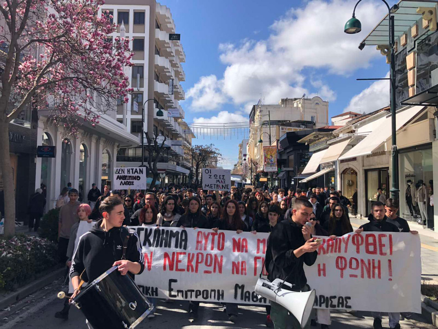 Σύγκρουση τρένων στη Λάρισα: Μαθητές από όλη την Ελλάδα στους δρόμους για την τραγωδία στα Τέμπη