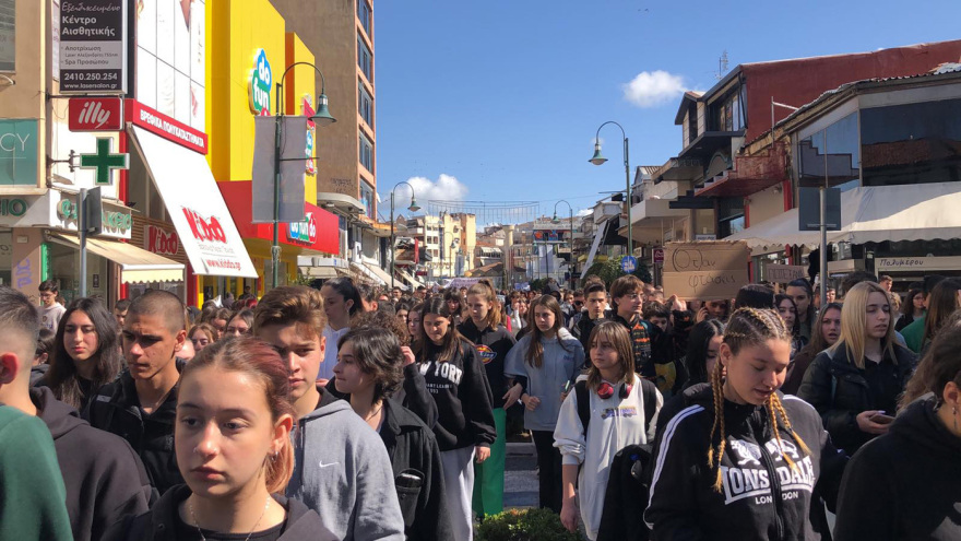 Σύγκρουση τρένων στη Λάρισα: Μαθητές από όλη την Ελλάδα στους δρόμους για την τραγωδία στα Τέμπη