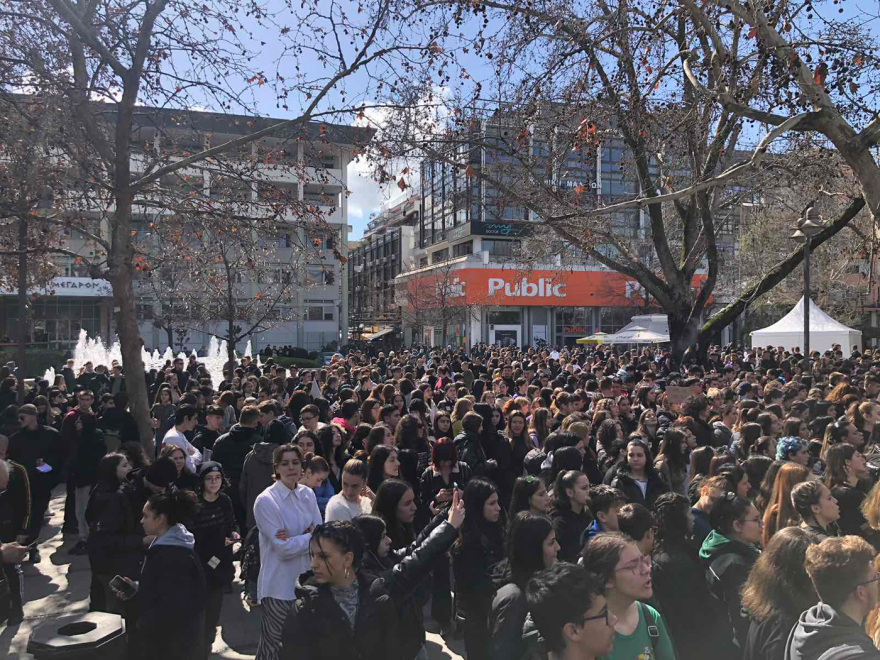 Σύγκρουση τρένων στη Λάρισα: Μαθητές από όλη την Ελλάδα στους δρόμους για την τραγωδία στα Τέμπη