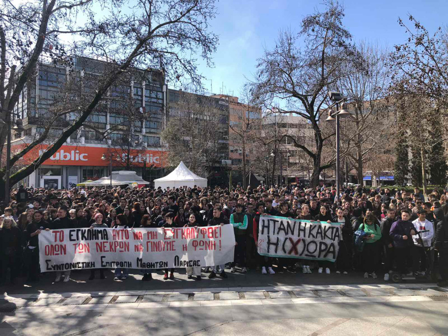 Σύγκρουση τρένων στη Λάρισα: Μαθητές από όλη την Ελλάδα στους δρόμους για την τραγωδία στα Τέμπη