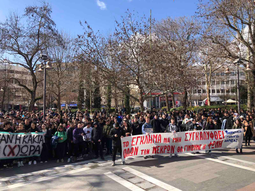 Σύγκρουση τρένων στη Λάρισα: Μαθητές από όλη την Ελλάδα στους δρόμους για την τραγωδία στα Τέμπη