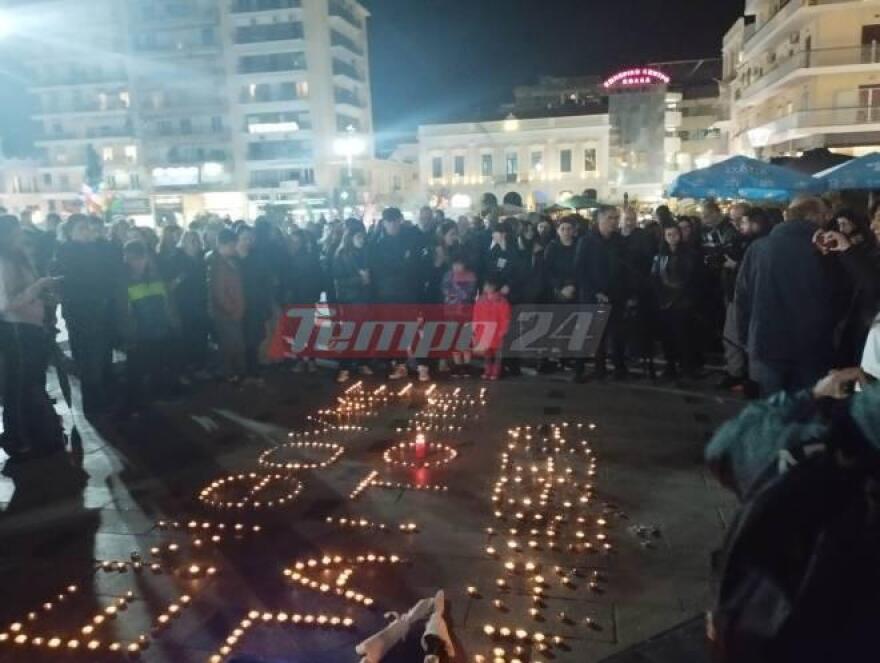 Πάτρα: Σιωπηρή διαμαρτυρία με κεριά και μαύρα μπαλόνια για το δυστύχημα στα Τέμπη