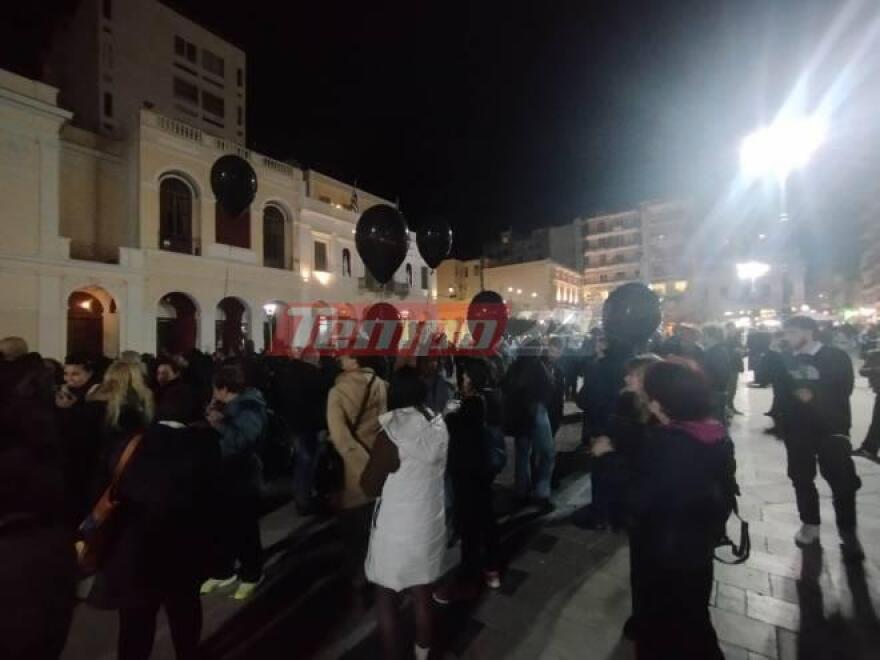 Πάτρα: Σιωπηρή διαμαρτυρία με κεριά και μαύρα μπαλόνια για το δυστύχημα στα Τέμπη