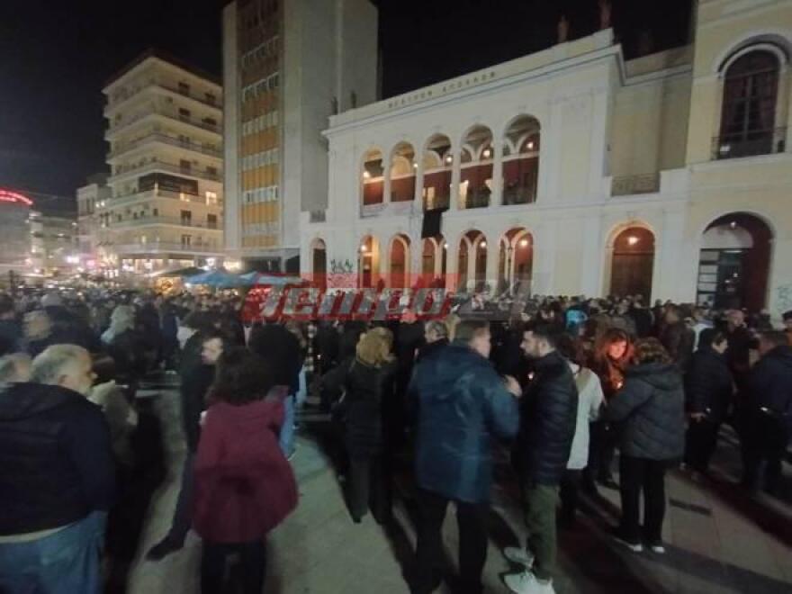 Πάτρα: Σιωπηρή διαμαρτυρία με κεριά και μαύρα μπαλόνια για το δυστύχημα στα Τέμπη