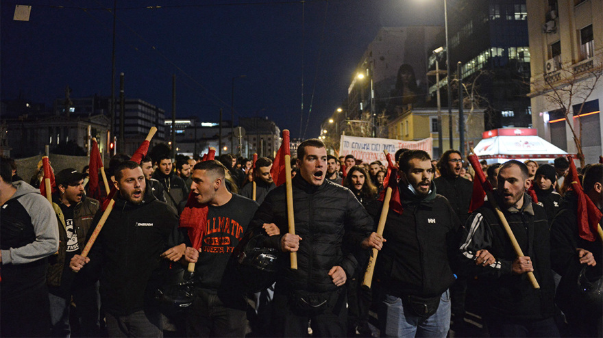 Τραγωδία στα Τέμπη: Κουκουλοφόροι τα έσπασαν στο Σύνταγμα μετά τη σιωπηρή διαμαρτυρία - Δείτε βίντεο και φωτογραφίες