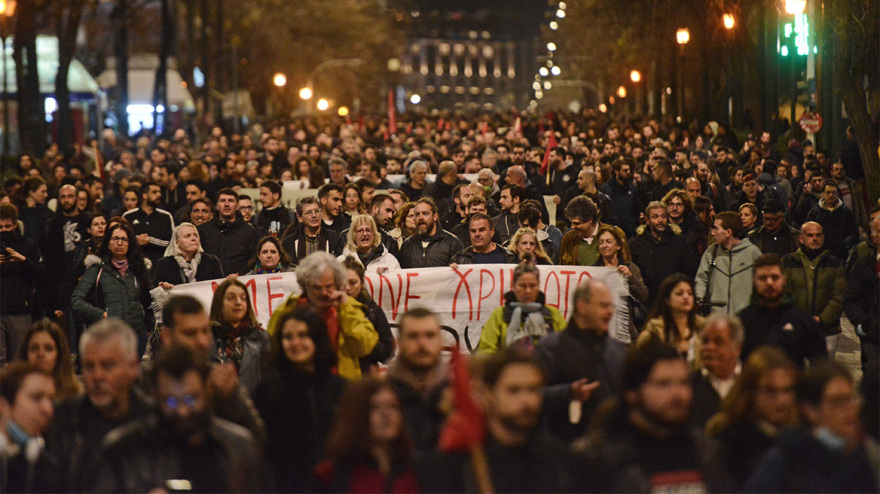 Τραγωδία στα Τέμπη: Κουκουλοφόροι τα έσπασαν στο Σύνταγμα μετά τη σιωπηρή διαμαρτυρία - Δείτε βίντεο και φωτογραφίες
