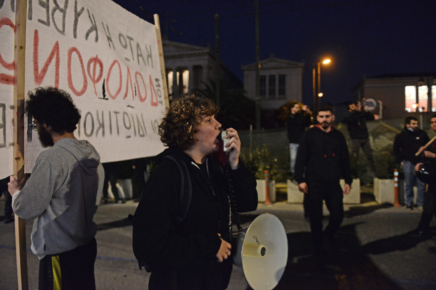 Τραγωδία στα Τέμπη: Κουκουλοφόροι τα έσπασαν στο Σύνταγμα μετά τη σιωπηρή διαμαρτυρία - Δείτε βίντεο και φωτογραφίες