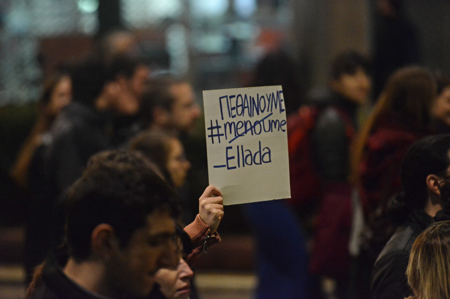 Τραγωδία στα Τέμπη: Κουκουλοφόροι τα έσπασαν στο Σύνταγμα μετά τη σιωπηρή διαμαρτυρία - Δείτε βίντεο και φωτογραφίες