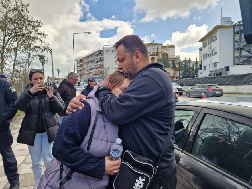 Σύγκρουση τρένων στη Λάρισα: Συγκλονίζουν οι γονείς 22χρονου που αγνοείται - «Η αναμονή μας σκοτώνει, δεν μας λένε τίποτα»