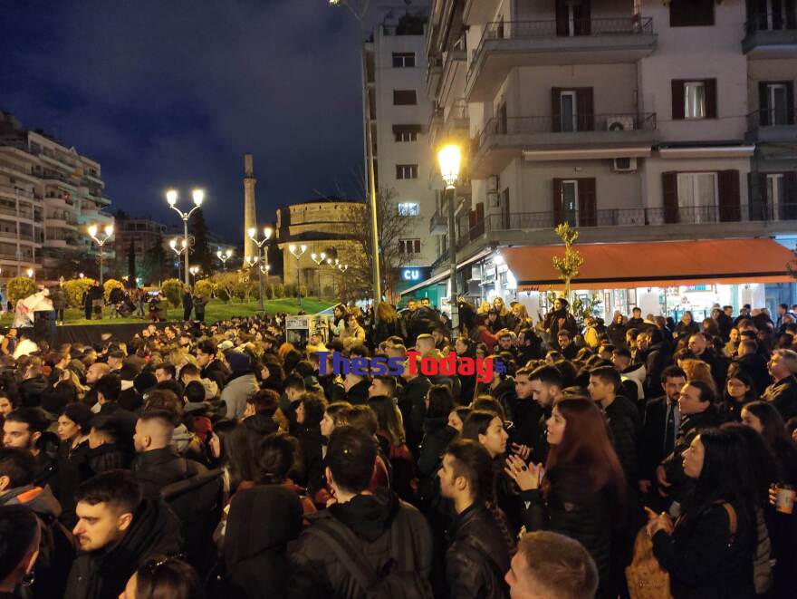 Σύγκρουση τρένων: Μεγάλη πορεία στη Θεσσαλονίκη για το δυστύχημα στα Τέμπη