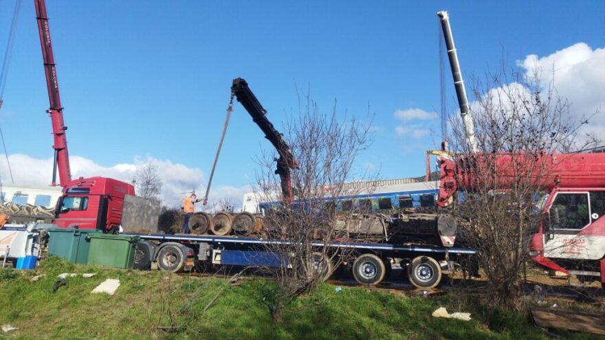 Σύγκρουση τρένων: Σε χώρο του ΟΣΕ στη Λάρισα για περαιτέρω έρευνα μεταφέρεται το βαγόνι 3 