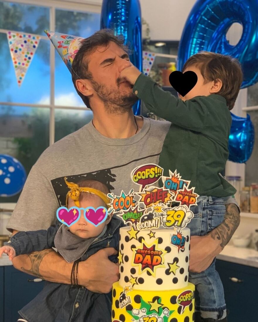 Άκης Πετρετζίκης: Έγινε 39 και το γιόρτασε αγκαλιά με τα παιδιά του