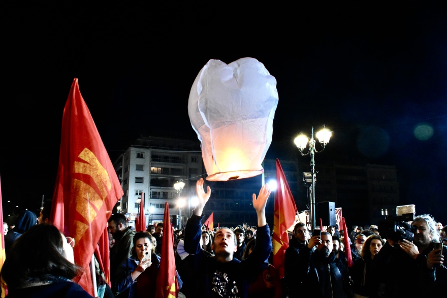 Σύγκρουση τρένων στη Λάρισα - Σύνταγμα: Συγκέντρωση διαμαρτυρίας της ΚΝΕ - Φαναράκια στον ουρανό για τους νεκρούς (φωτογραφίες)