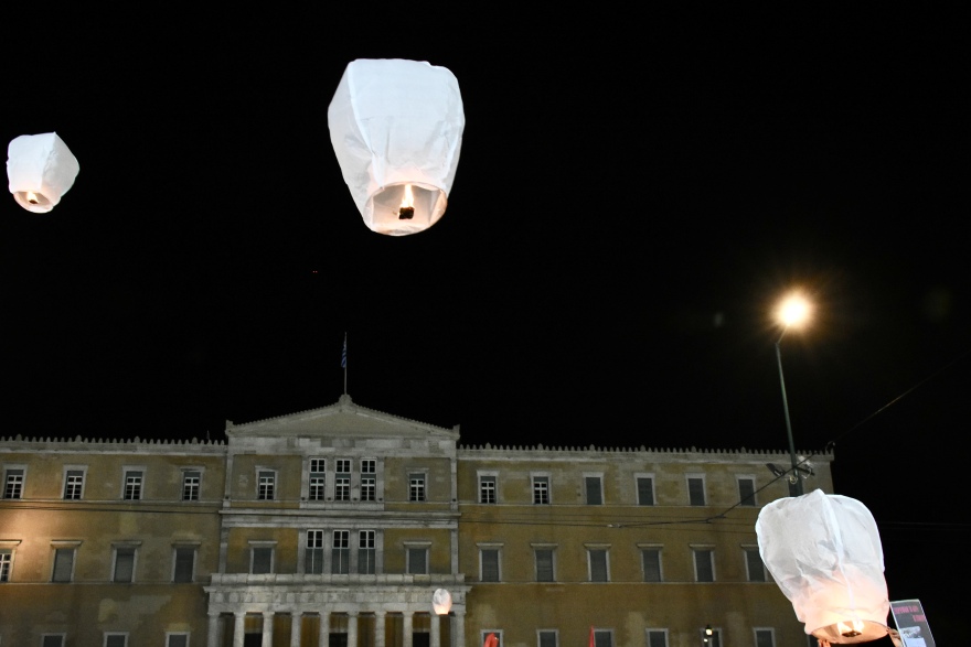 Σύγκρουση τρένων στη Λάρισα - Σύνταγμα: Συγκέντρωση διαμαρτυρίας της ΚΝΕ - Φαναράκια στον ουρανό για τους νεκρούς (φωτογραφίες)
