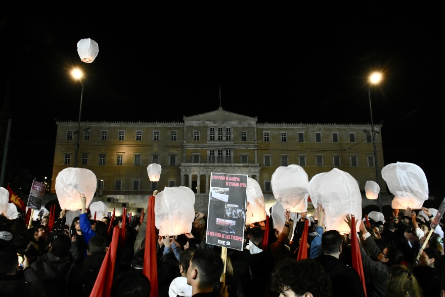 Σύγκρουση τρένων στη Λάρισα - Σύνταγμα: Συγκέντρωση διαμαρτυρίας της ΚΝΕ - Φαναράκια στον ουρανό για τους νεκρούς (φωτογραφίες)