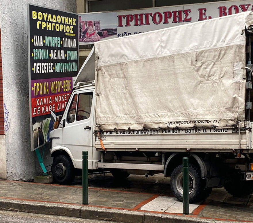 Καβάλα: Ανεξέλεγκτο φορτηγό έπεσε πάνω σε περιπολικό - Δείτε φωτογραφίες