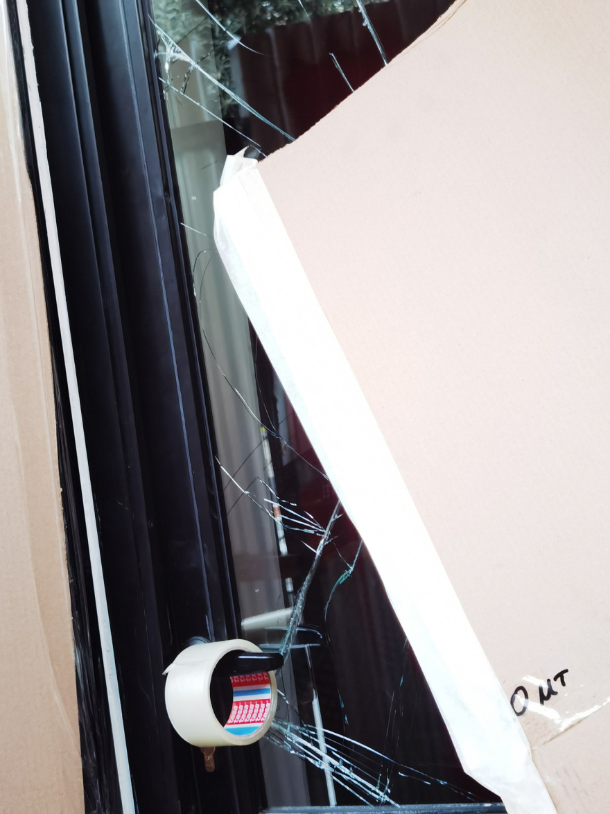 Γλυφάδα: Έσπασαν τη τζαμαρία του καφέ και πέταξαν μέσα τον εκρηκτικό μηχανισμό - Δείτε εικόνες και βίντεο