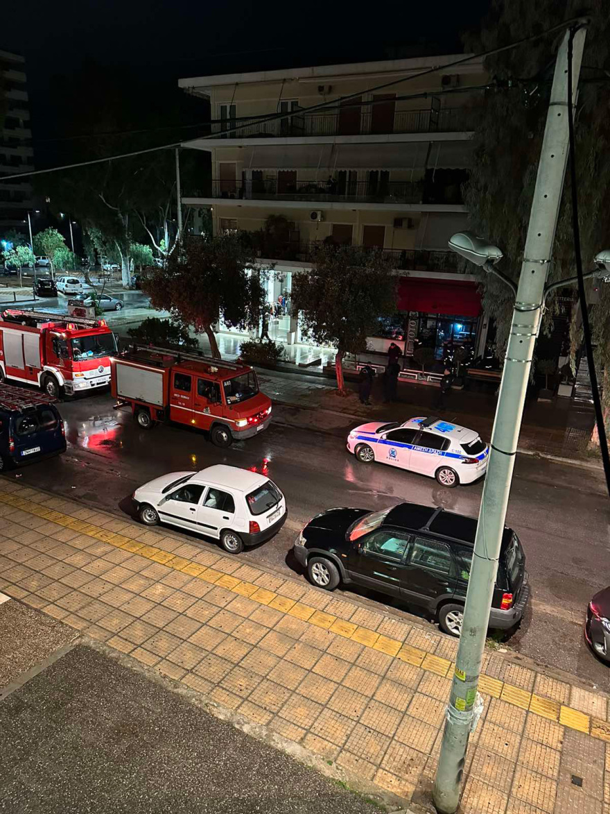 Γλυφάδα: Έσπασαν τη τζαμαρία του καφέ και πέταξαν μέσα τον εκρηκτικό μηχανισμό - Δείτε εικόνες και βίντεο