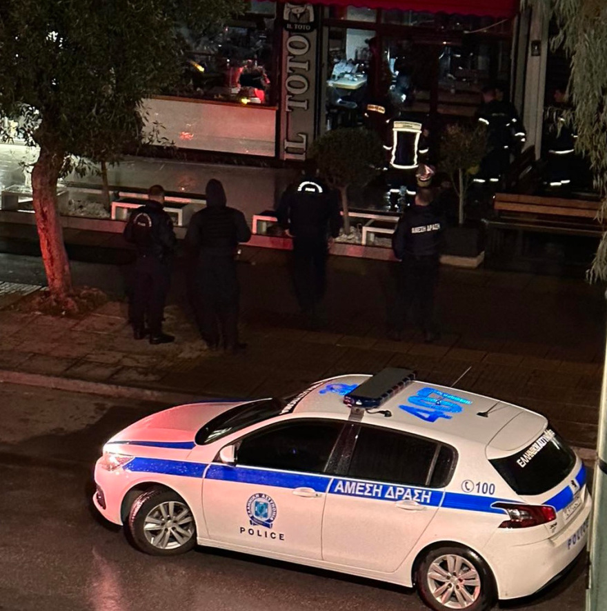 Γλυφάδα: Έσπασαν τη τζαμαρία του καφέ και πέταξαν μέσα τον εκρηκτικό μηχανισμό - Δείτε εικόνες και βίντεο