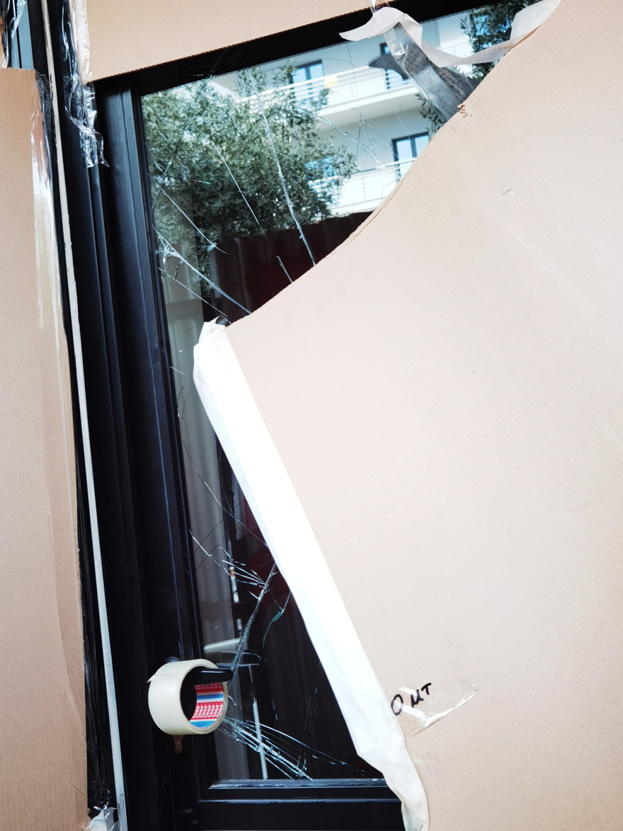 Γλυφάδα: Έσπασαν τη τζαμαρία του καφέ και πέταξαν μέσα τον εκρηκτικό μηχανισμό - Δείτε εικόνες και βίντεο