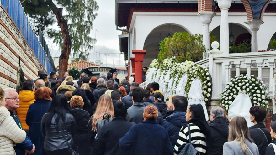 Θρήνος στην κηδεία της 23χρονης Ιφιγένειας στα Γιαννιτσά 