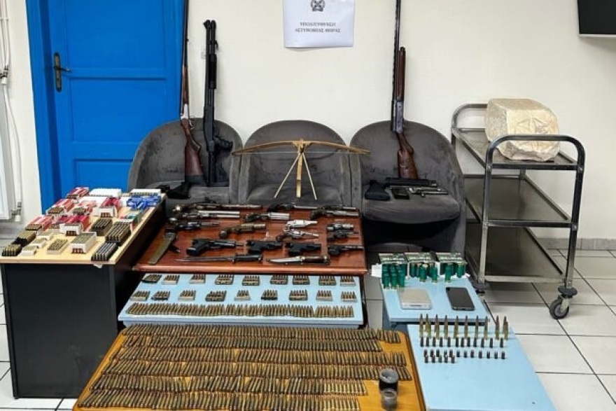 Πλήθος όπλων και αρχαίο αντικείμενο σε σπίτι στη Σαντορίνη