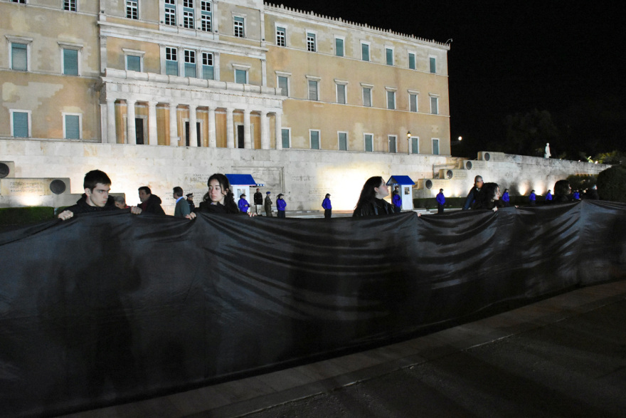 Σύγκρουση τρένων στη Λάρισα - Σύνταγμα: Συγκέντρωση διαμαρτυρίας της ΚΝΕ - Φαναράκια στον ουρανό για τους νεκρούς (φωτογραφίες)