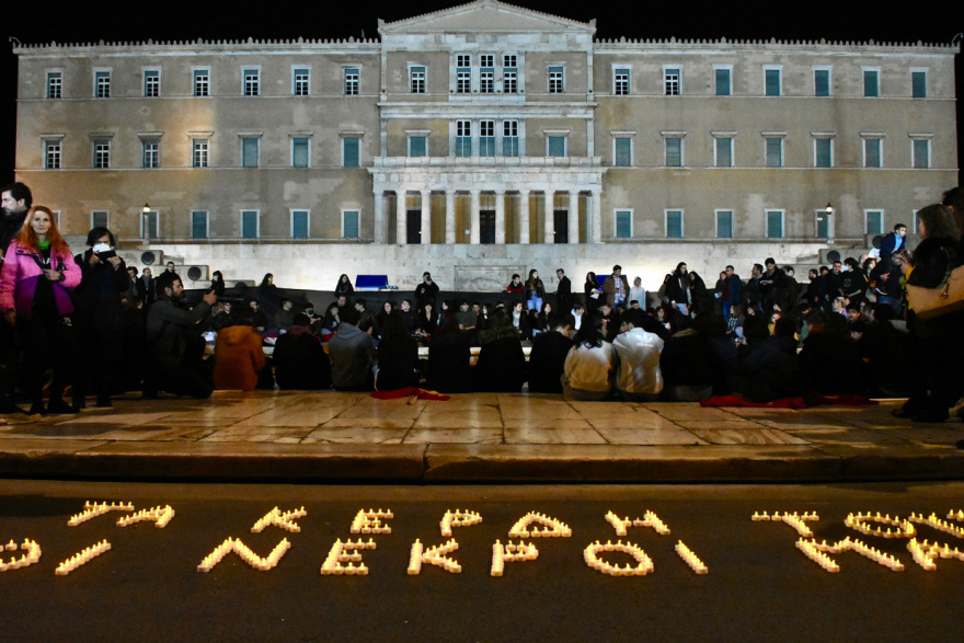 Σύγκρουση τρένων στη Λάρισα - Σύνταγμα: Συγκέντρωση διαμαρτυρίας της ΚΝΕ - Φαναράκια στον ουρανό για τους νεκρούς (φωτογραφίες)