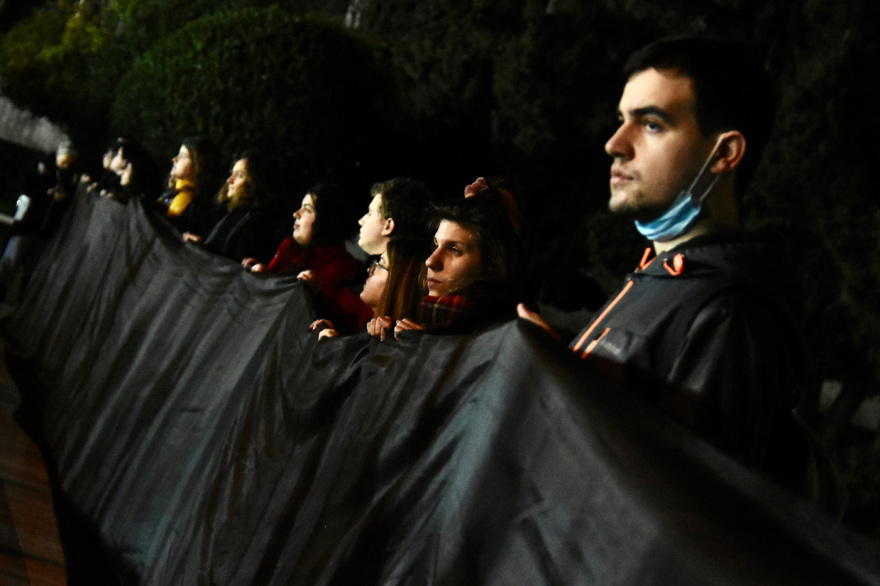 Σύγκρουση τρένων στη Λάρισα - Σύνταγμα: Συγκέντρωση διαμαρτυρίας της ΚΝΕ - Φαναράκια στον ουρανό για τους νεκρούς (φωτογραφίες)