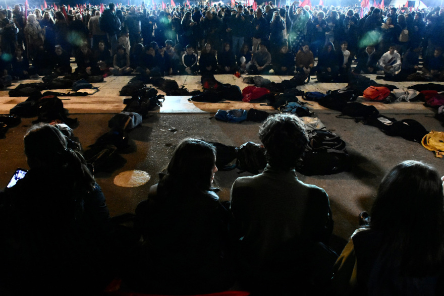 Σύγκρουση τρένων στη Λάρισα - Σύνταγμα: Συγκέντρωση διαμαρτυρίας της ΚΝΕ - Φαναράκια στον ουρανό για τους νεκρούς (φωτογραφίες)